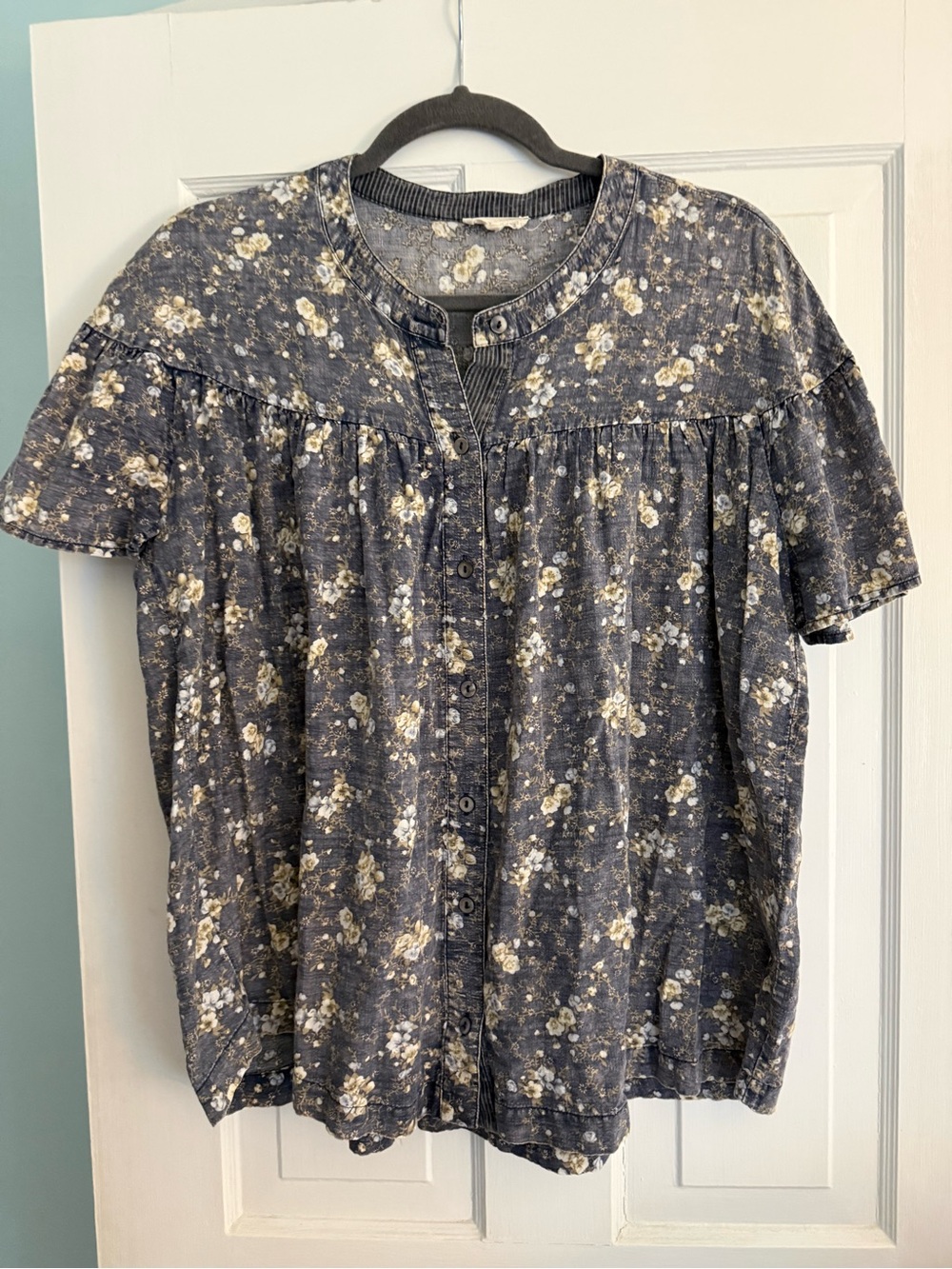 Mystree Gray Blue Floral Button-Down Short Sleeve blouse